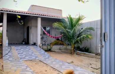 Imagem: A casa possui 2 Dormitórios, Acomodam 7 pessoas, 2 Vagas na