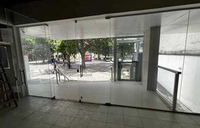 Imagem: O depósito possui 2 Vagas na garagem, 204m² de Área e está