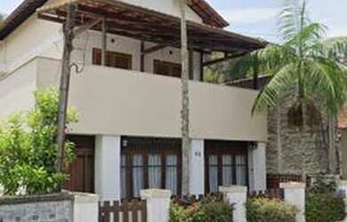 Imagem: A casa possui 3 Dormitórios, 2 Banheiros, 260m² de Área e