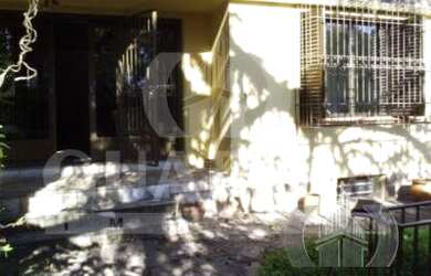 Imagem: A casa possui 3 Dormitórios, 1 Banheiro, 2 Vagas na garagem