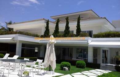 Imagem: A casa possui 5 Dormitórios, 5 Banheiros, 5 Vagas na garagem