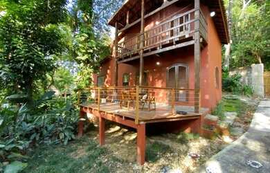 Imagem: A casa possui 3 Dormitórios, 2 Banheiros, 2 Vagas na garagem