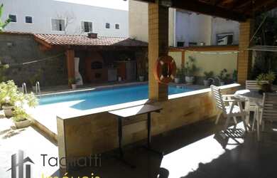 Imagem: A casa possui 3 Dormitórios, 2 Banheiros, 5 Vagas na garagem