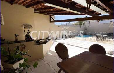 Imagem: A casa possui 3 Dormitórios, 3 Banheiros, 3 Vagas na garagem