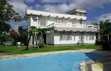 Imagem: A casa possui 3 Dormitórios, 5 Banheiros, 2 Vagas na garagem