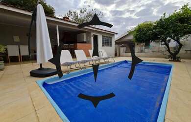 Imagem: A casa possui 3 Dormitórios, 4 Banheiros, 2 Vagas na garagem