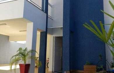 Imagem: A casa possui 3 Dormitórios, 2 Banheiros, 4 Vagas na garagem