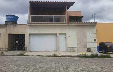 Imagem: A casa possui 4 Dormitórios, 3 Banheiros, 2 Vagas na garagem