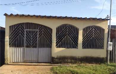 Imagem: A casa possui 2 Dormitórios, 1 Banheiro, 1 Vaga na garagem