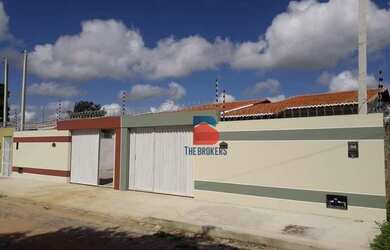 Imagem: A casa possui 2 Dormitórios, 1 Banheiro, 2 Vagas na garagem