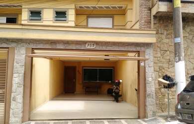 Imagem: A casa possui 3 Dormitórios, 3 Banheiros, 4 Vagas na garagem