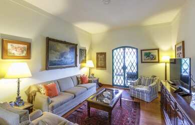 Imagem: A casa possui 5 Dormitórios, 5 Banheiros, 4 Vagas na garagem