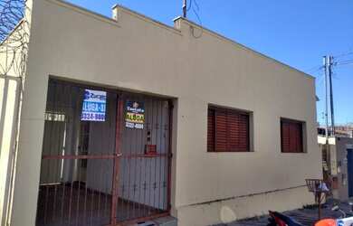 Imagem: A casa possui 3 Dormitórios, 1 Banheiro, 10m² de Área e