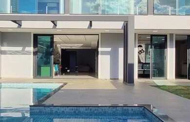 Imagem: A casa possui 5 Dormitórios, 5 Banheiros, 5 Vagas na garagem