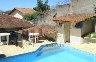 Imagem: A casa possui 5 Dormitórios, 3 Banheiros, 3 Vagas na garagem