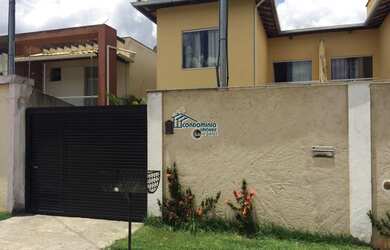 Imagem: A casa possui 3 Dormitórios, 2 Banheiros, 2 Vagas na garagem