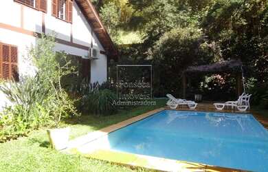 Imagem: A casa possui 5 Dormitórios, 2 Banheiros, 2 Vagas na garagem