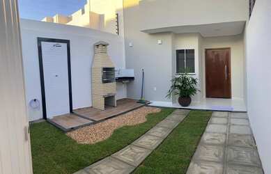 Imagem: A casa possui 3 Dormitórios, 1 Banheiro, 1 Vaga na garagem