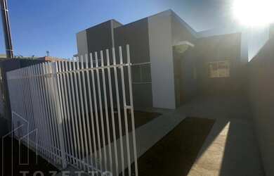 Imagem: A casa possui 2 Dormitórios, 1 Banheiro, 1 Vaga na garagem