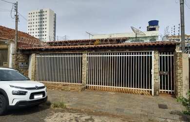 Imagem: A casa possui 3 Dormitórios, 3 Banheiros, 2 Vagas na garagem