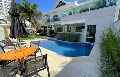 Imagem: A casa em condomínio possui 5 Dormitórios, 5 Banheiros, 4