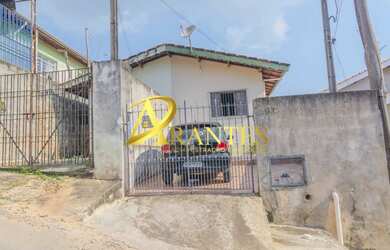 Imagem: A casa possui 1 Dormitório, 1 Banheiro, 1 Vaga na garagem