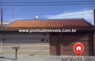 Imagem: A casa possui 2 Dormitórios, 1 Banheiro, 2 Vagas na garagem