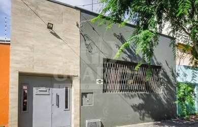 Imagem: A casa possui 3 Dormitórios, 4 Banheiros, 3 Vagas na garagem