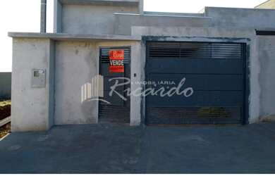 Imagem: A casa possui 3 Dormitórios, 1 Banheiro, 1 Vaga na garagem