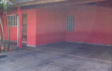 Imagem: A casa possui 3 Dormitórios, 3 Banheiros, 2 Vagas na garagem