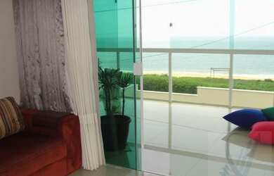 Imagem: A casa possui 4 Dormitórios, 5 Banheiros, 2 Vagas na garagem