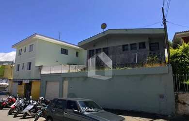 Imagem: A casa possui 3 Dormitórios, 2 Banheiros, 1 Vaga na garagem