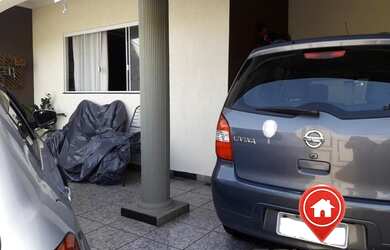 Imagem: A casa possui 3 Dormitórios, 1 Banheiro, 3 Vagas na garagem