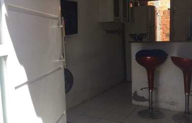 Imagem: A casa possui 2 Dormitórios, 2 Banheiros, 2 Vagas na garagem