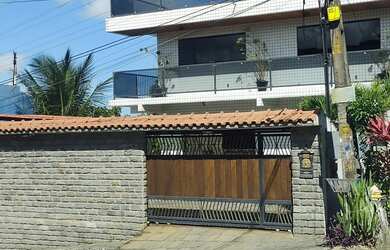 Imagem: A casa possui 4 Dormitórios, 5 Banheiros, 5 Vagas na garagem