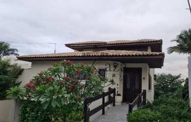 Imagem: A casa em condomínio possui 4 Dormitórios, 4 Banheiros, 2