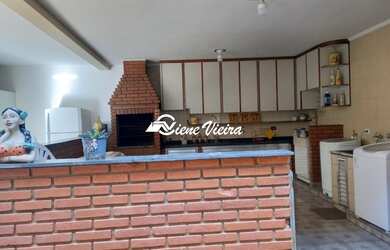 Imagem: A casa possui 3 Dormitórios, 1 Banheiro, 5 Vagas na garagem