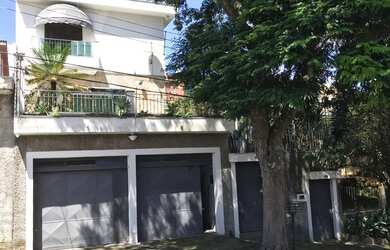 Imagem: A casa possui 3 Dormitórios, 2 Banheiros, 4 Vagas na garagem