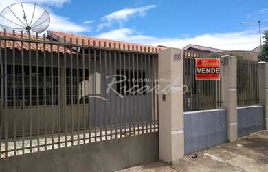 Imagem: A casa possui 4 Dormitórios, 2 Banheiros, 2 Vagas na garagem