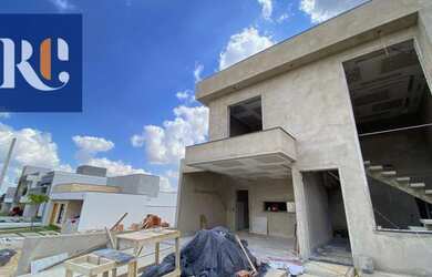 Imagem: A casa em condomínio possui 4 Dormitórios, 5 Banheiros e 232m²