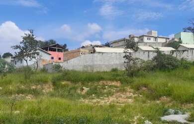 Imagem: O terreno possui 450m² de Área e está localizado em Vila