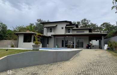 Imagem: A casa possui 4 Dormitórios, 5 Banheiros, 4 Vagas na garagem