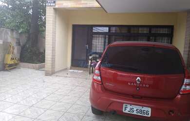 Imagem: A casa possui 3 Dormitórios, 3 Banheiros, 5 Vagas na garagem