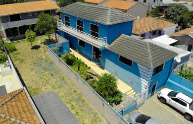 Imagem: A casa possui 1 Dormitório, 2 Banheiros, 5 Vagas na garagem