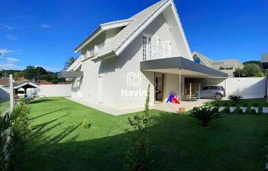 Imagem: A casa possui 4 Dormitórios, 4 Banheiros, 4 Vagas na garagem