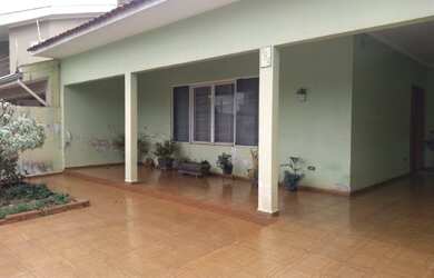 Imagem: A casa possui 3 Dormitórios, 3 Banheiros, 2 Vagas na garagem