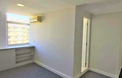 Imagem: O depósito possui 5 Vagas na garagem e 85m² de Área e está