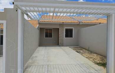 Imagem: A casa possui 3 Dormitórios, 1 Banheiro, 2 Vagas na garagem