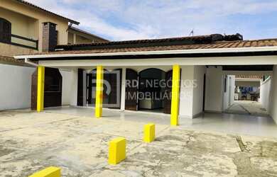 Imagem: A casa possui 4 Dormitórios, 3 Banheiros, 5 Vagas na garagem