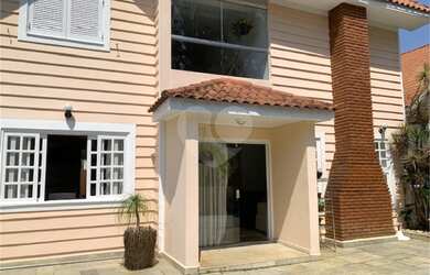 Imagem: A casa em condomínio possui 4 Dormitórios, 4 Banheiros, 3